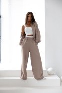 Beżowy komplet dresowy damski oversize – krótka bluza i szerokie spodnie