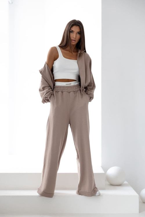 Beżowy komplet dresowy damski oversize – krótka bluza i szerokie spodnie