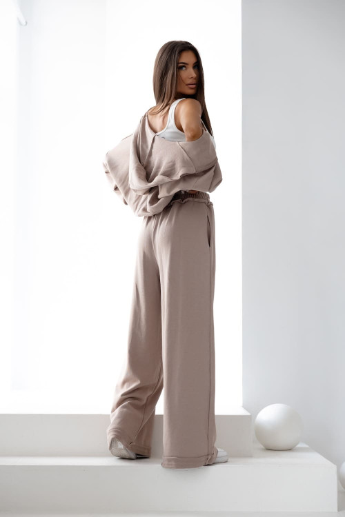 Beżowy komplet dresowy damski oversize – krótka bluza i szerokie spodnie