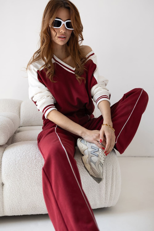Set with a V-neck sweatshirt and trousers with stripes – burgundy