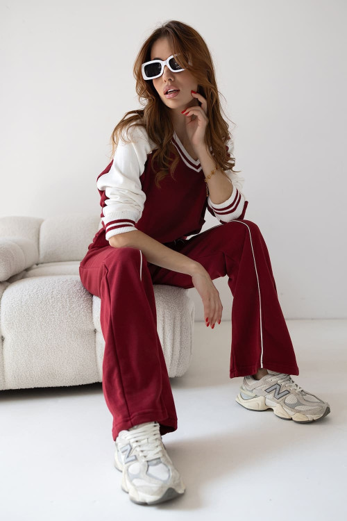 Set with a V-neck sweatshirt and trousers with stripes – burgundy